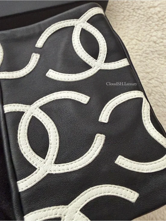 Auth Chanel 22S All Over CC logo Black Leather Fingerless Gloves - Kept Unused - Picture 3 of 9